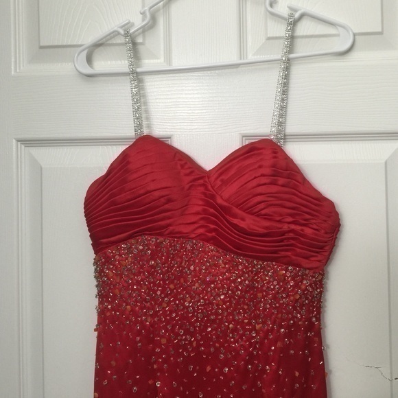 Gorgeous Lady in red dress - Picture 1 of 4